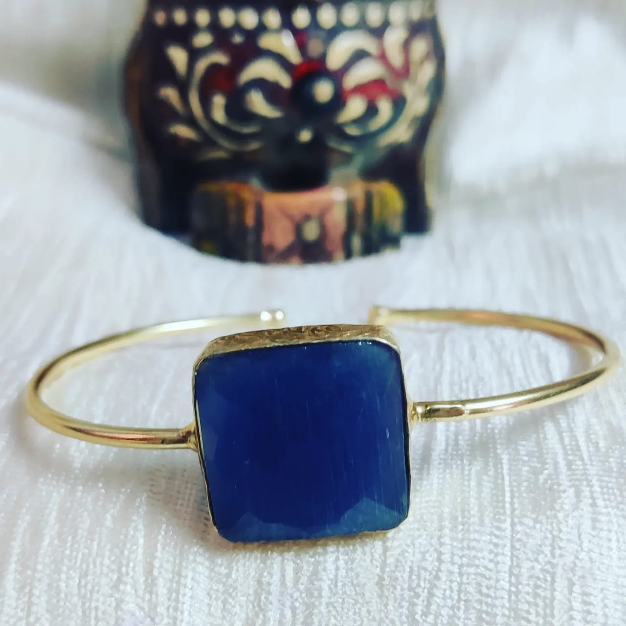 Premium gold bracelet with polished finish - Image 2
