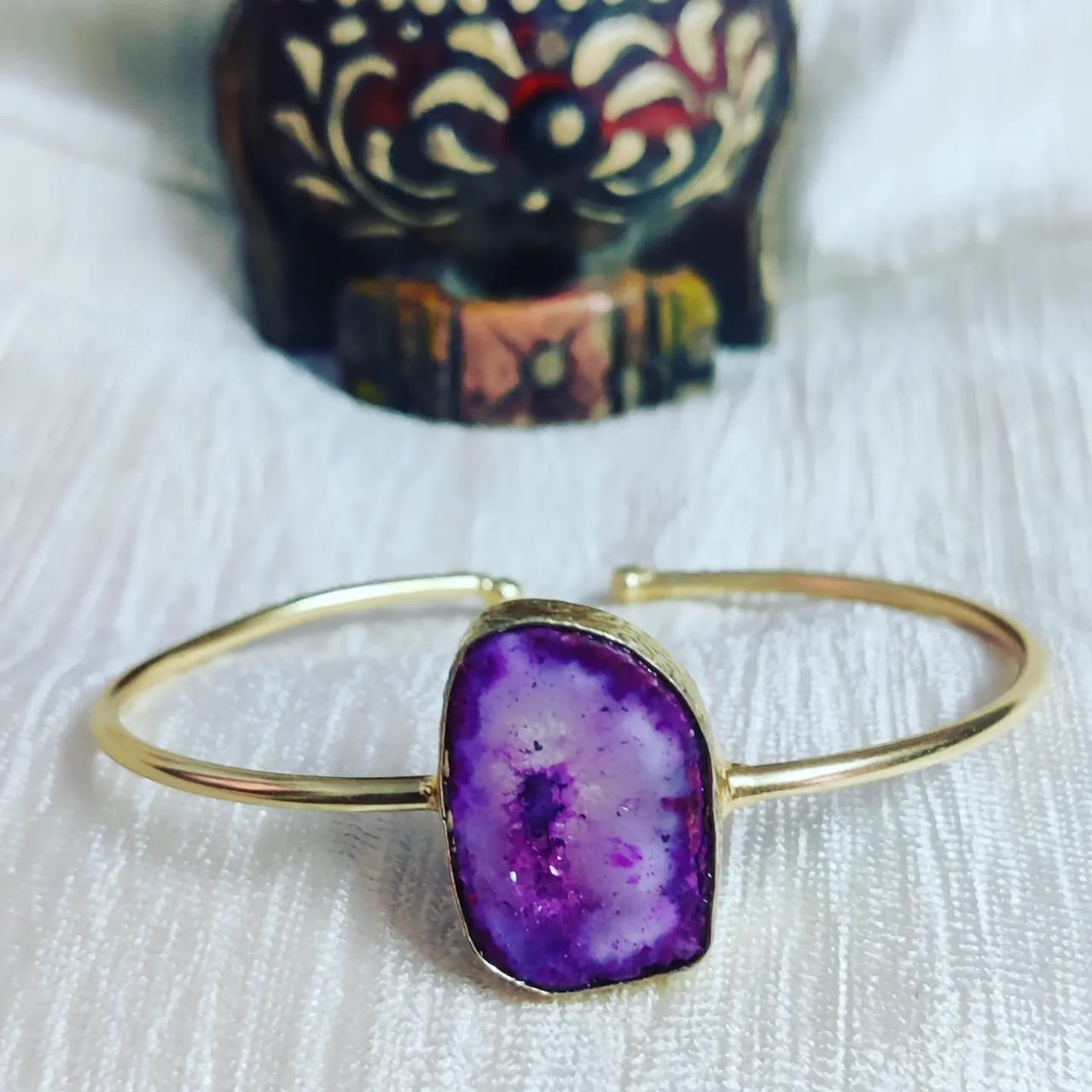 Premium gold bracelet with polished finish - Image 3