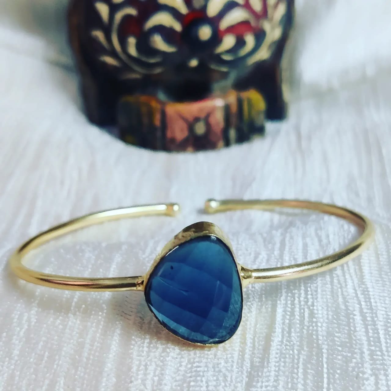 Premium gold bracelet with polished finish - Image 5