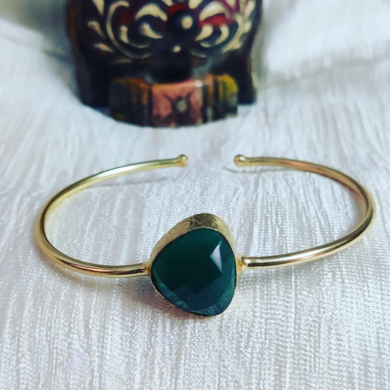 Premium gold bracelet with polished finish - Image 9
